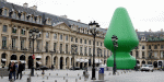 Place-Vendome-l-arbre-gonflable-qui-fait-scandale.gif